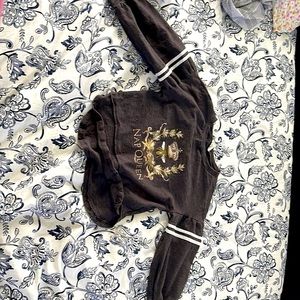 A long sleeved top with puffy sleeves